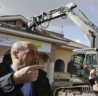 Личен пример: Вътрешният министър на Италия лично даде началото на разрушаване на резиденция на римски мафиоти  