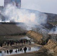 Прогониха мигранти от Централна Америка със сълзотворен газ край Тихуана
