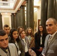 Цветанов се срещна с ученици в парламента