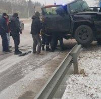 ЛЕДЕН УЖАС ВЪВ ВАРНА: Мощен джип почти отсече стълб, патрулка се пързаля по Аспаруховия мост (СНИМКА)