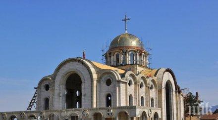 двама митрополити отслужиха първата литургия нов православен храм монтана