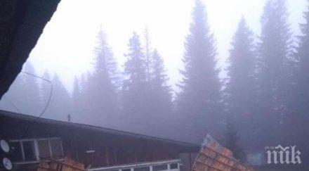 ураганен вятър събори покрива хижа ком търсят доброволци поправят снимки