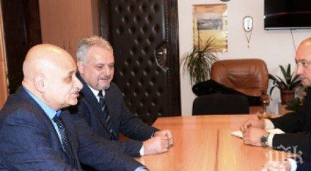 идея бизнесът влиза затворите търсят работници