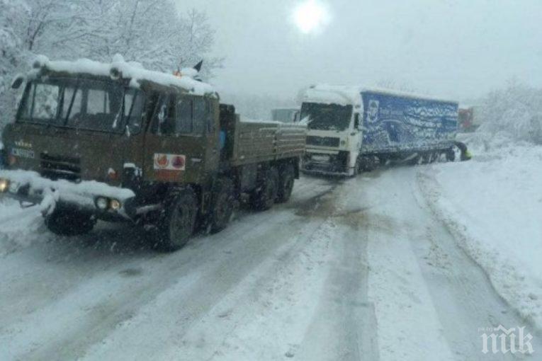 Километрично задръстване на пътя за Перник