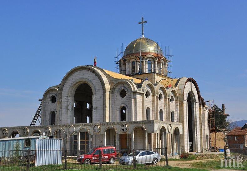 Двама митрополити отслужиха първата литургия в нов православен храм в Монтана