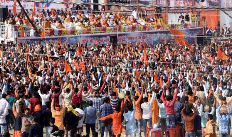 Десетки хиляди хиндуисти настояха да бъде възстановен техен храм в Индия
