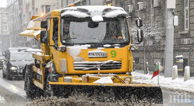 Глобяват фирмите, забавили се с почистването на спирките на градския транспорт в София