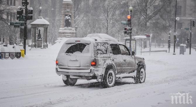 Отмениха стотици полети в Щатите заради снежни бури