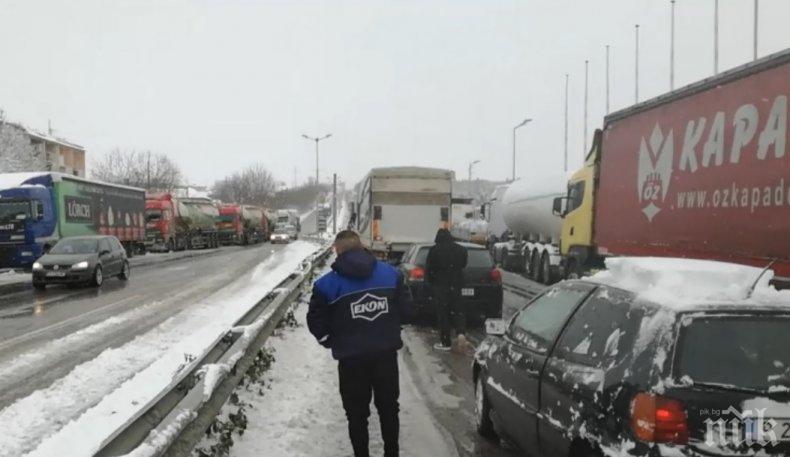ОТ ПОСЛЕДНИТЕ МИНУТИ: Пътят Русе-Бяла е блокиран, образува се километрична тапа (СНИМКИ)