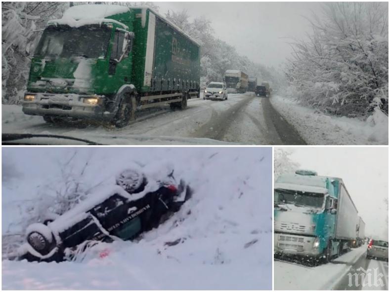 Камион се обърна и блокира пътя София-Банско
