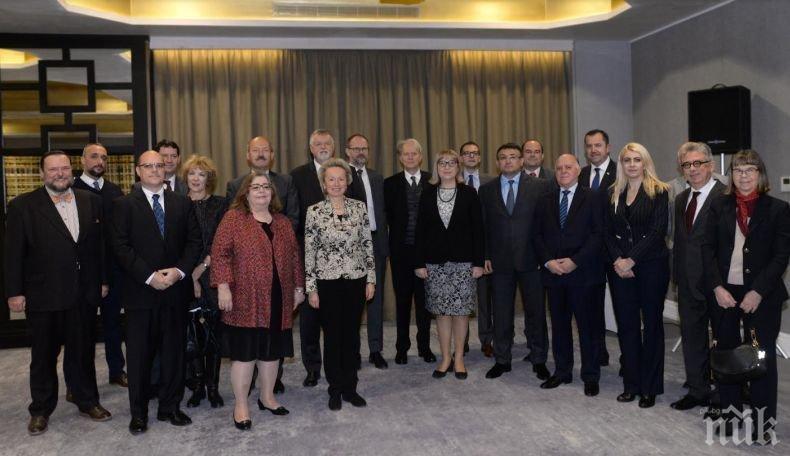 Цачева и Маринов се срещнаха с посланиците на страните от ЕС - обсъдиха успешния евродоклад