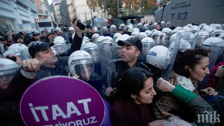 Полицията в Истанбул препречи пътя на един от протестите срещу насилието над жени в града
