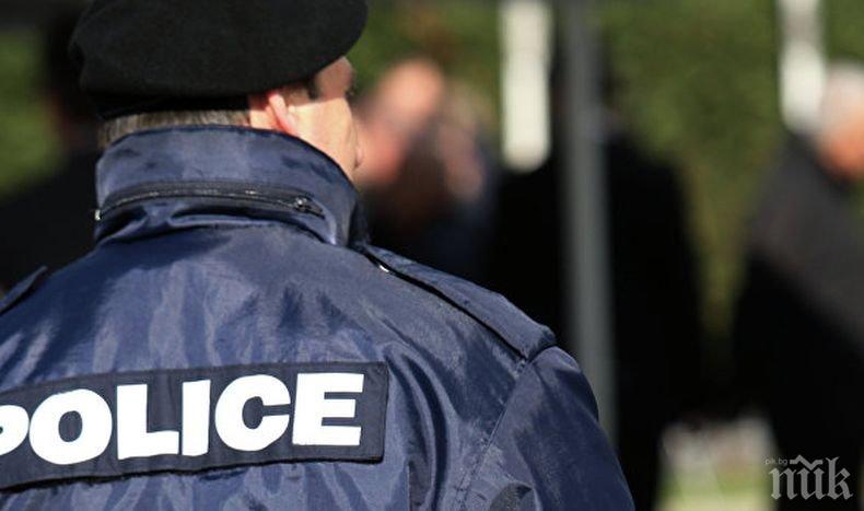 Екшън: Гръцки полицаи завързаха престрелка с двама крадци в супермаркет