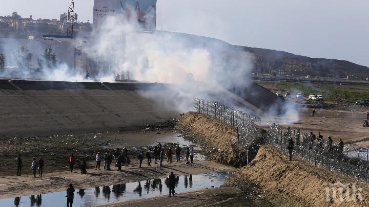 Прогониха мигранти от Централна Америка със сълзотворен газ край Тихуана
