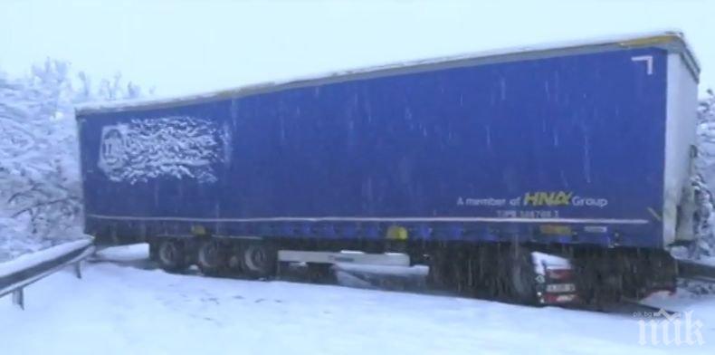 ОТ ПОСЛЕДНИТЕ МИНУТИ: ТИР се обърна край Монтана (СНИМКА)