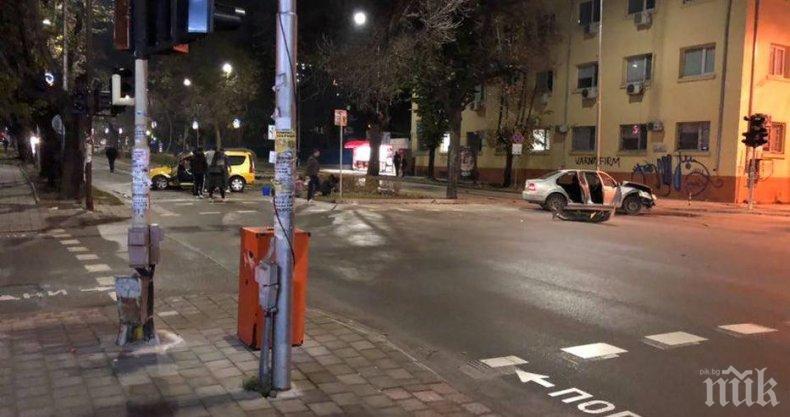 СРЕДНОЩЕН ЕКШЪН ВЪВ ВАРНА: Тежка катастрофа затвори централни булеварди в морската столица