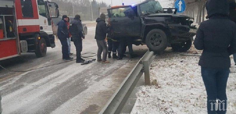 ЛЕДЕН УЖАС ВЪВ ВАРНА: Мощен джип почти отсече стълб, патрулка се пързаля по Аспаруховия мост (СНИМКА)