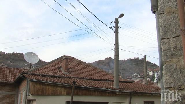 Това не се вижда всеки ден: Електрически стълб минава през стая на къща