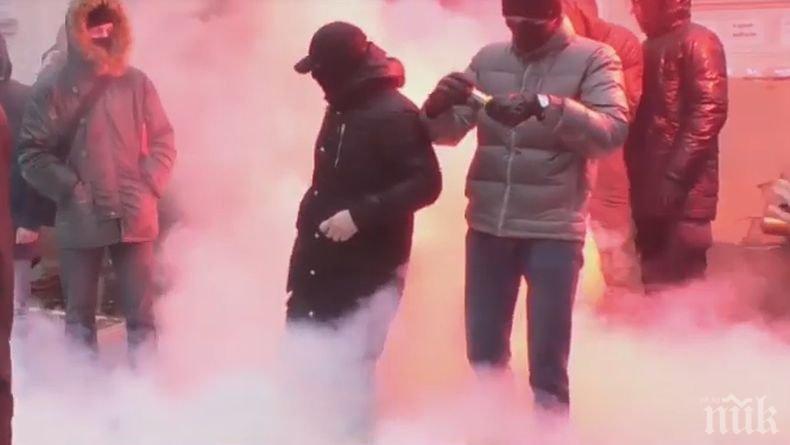 Протестиращи опитаха да запалят руското консулство в Харков, изгориха руско знаме (ВИДЕО)