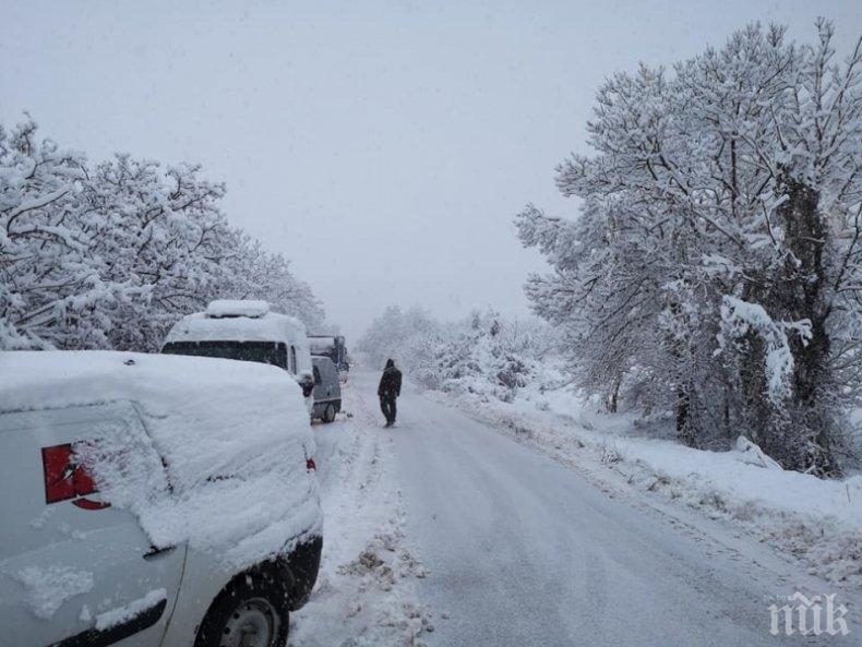 БЕДСТВИЕ: Враца под снежна блокада, километрични задръствания и катастрофи (ВИДЕО/СНИМКИ)