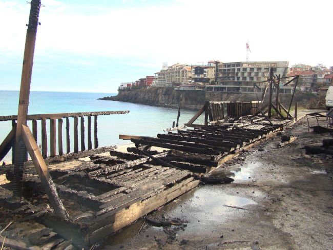 Изгоря до основи ресторант на плажа в Созопол