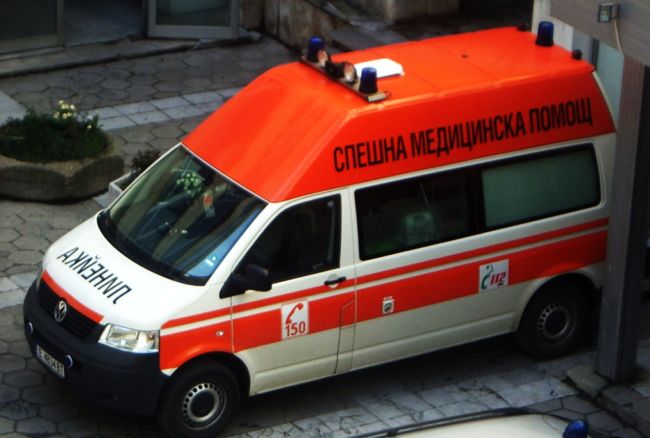 Кола се обърна по покрив, загина жена