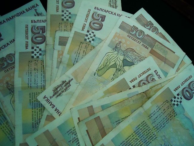 Депутат излъга мъж за 27 бона