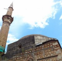 Протест пред джамията 