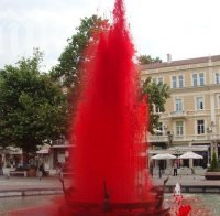 Фонтан бликна в кървавочервено насред Пловдив