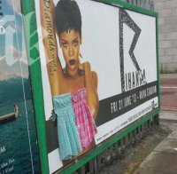 Разголени плакати на Риана осъмнаха с рокли
