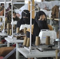 Замърсена вода отрови стотици работници в Дака