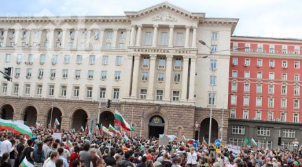 хиляди протестиращи искаме избори снимки