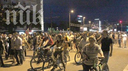 протестиращите изтеглят централата атака отиват пак парламента