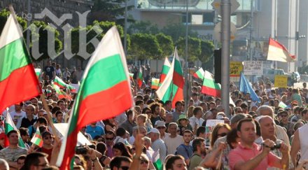 провокатори запалиха знаме атака