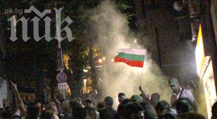 пиратки камъни бутилки централата атака ранени обновена