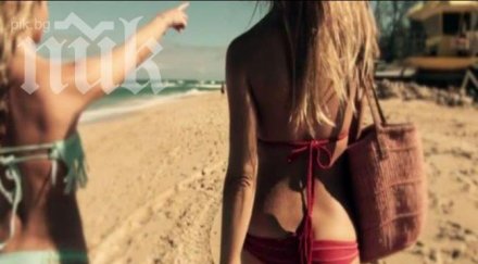 учителка протестира монокините