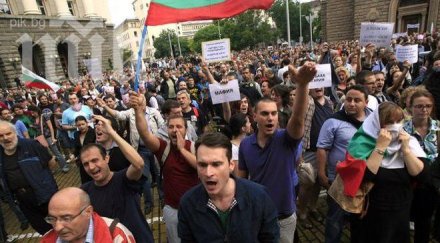 протестиращи поискаха пеевски затвора обновена