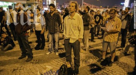 стоящият прав човек новата форма протест турция