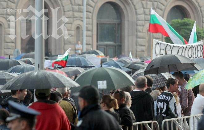 5000 пеят химна пред Народното събрание и скандират Долу ДПС