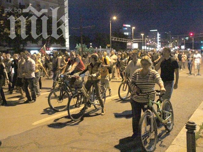 Протестиращите се изтеглят от централата на „Атака”, отиват пак към парламента