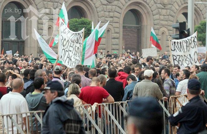 15 000 скандират: Нови избори, Станишев и Волен - вън!