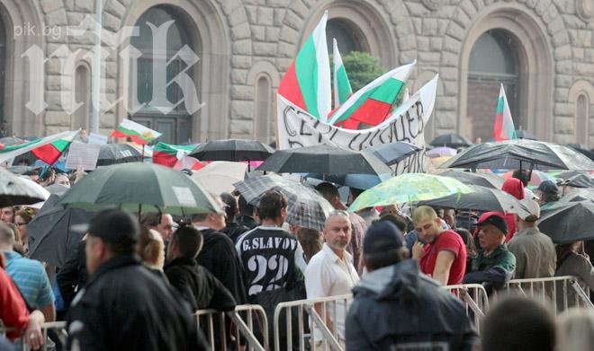 Протестът се отправи към Народното събрание и Орлов мост