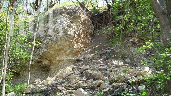 Свлачище затапи движението по магистрала Хемус