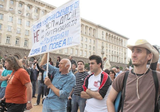 Хиляди реват срещу Бареков и Пеевски. Искат окупация на медиите им. Орлов мост блокиран