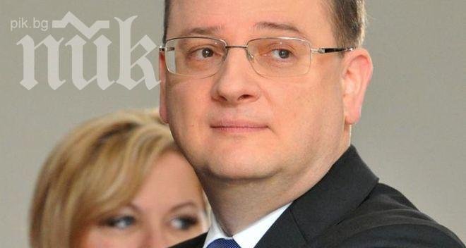 Премиерът на Чехия подава оставка заради женски скандал