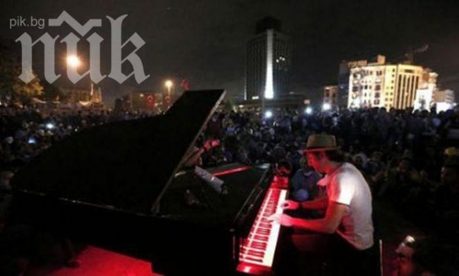 Италиански пианист успокоява демонстрантите в Истанбул