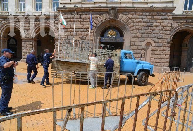 Полицаи барикадират Министерски съвет, готвят се за протеста в 18,30 ч.