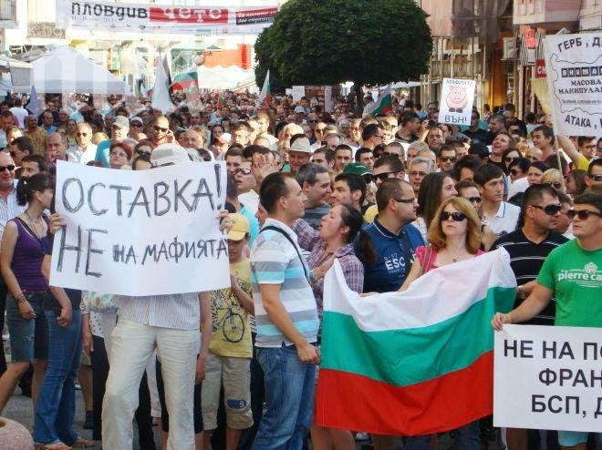 Страната на път да пламне – в Пловдив се събраха над 10 000