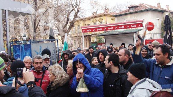 Около 100 души протестират пред партийния клуб на БСП в Ловеч