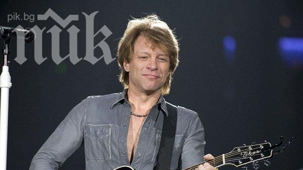 Джон Бон Джоуви припаднал на летището в София